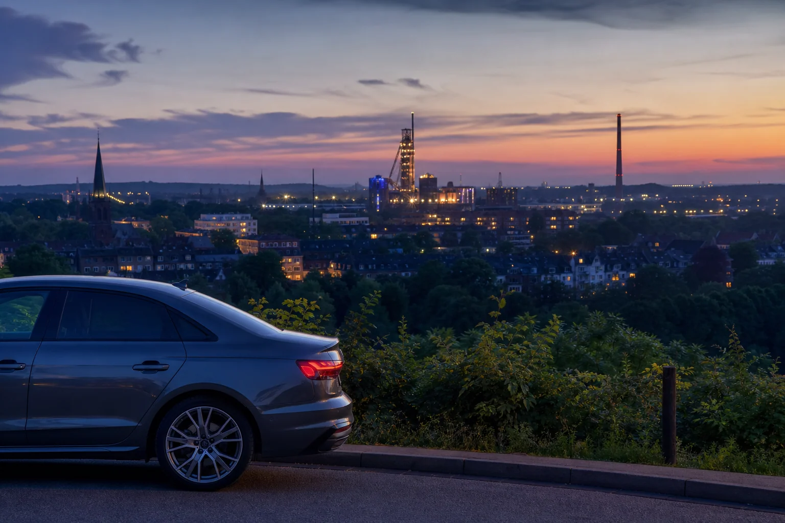 Fahrzeug vor einem abendlichen Stadt- und Industriepanorama im Ruhrgebiet